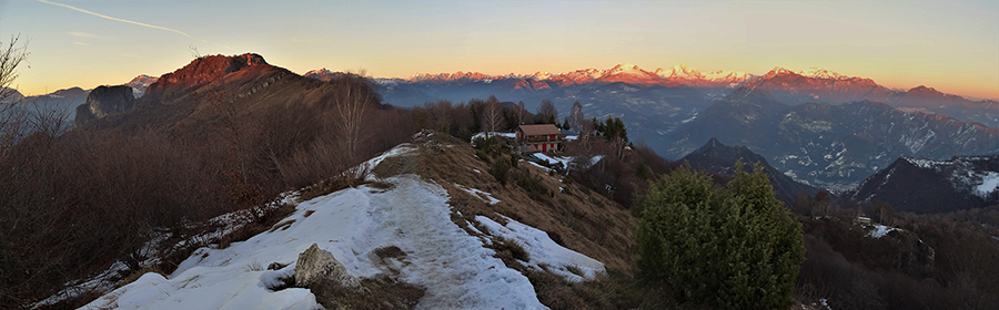 Dal Pizzo Cerro e Rif. 'I Lupi' bel tramonto verso il Castel Regina a sx e le Orobie a dx